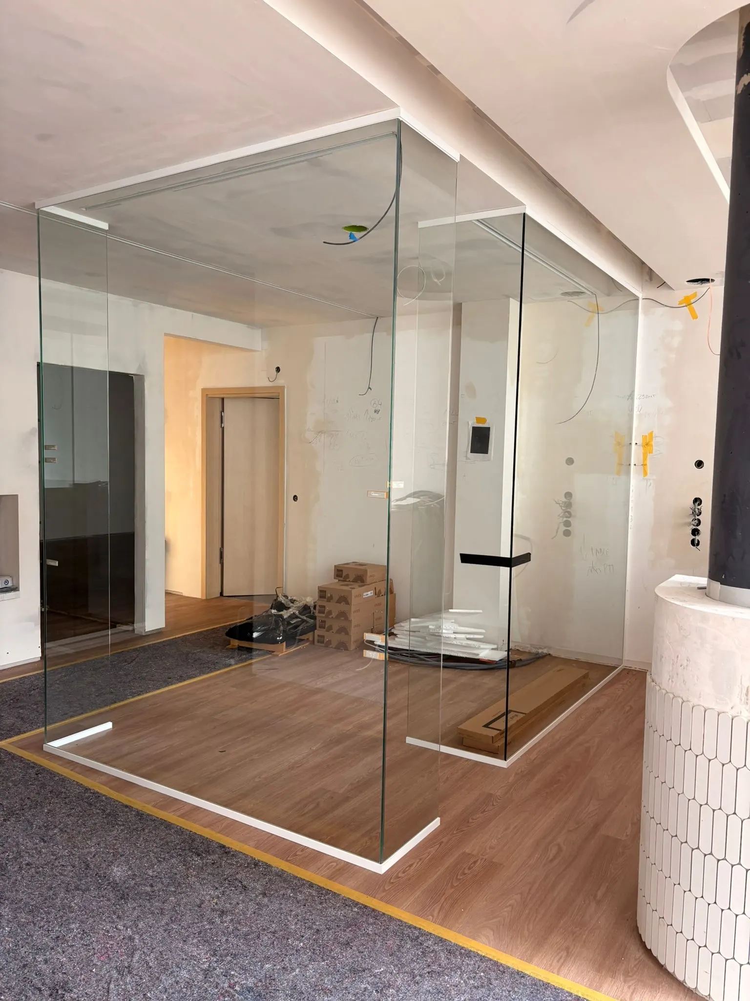 Cloison vitrée de bureau installée par Vitralux — cloison bureau Luxembourg — Vitralux Bradtke