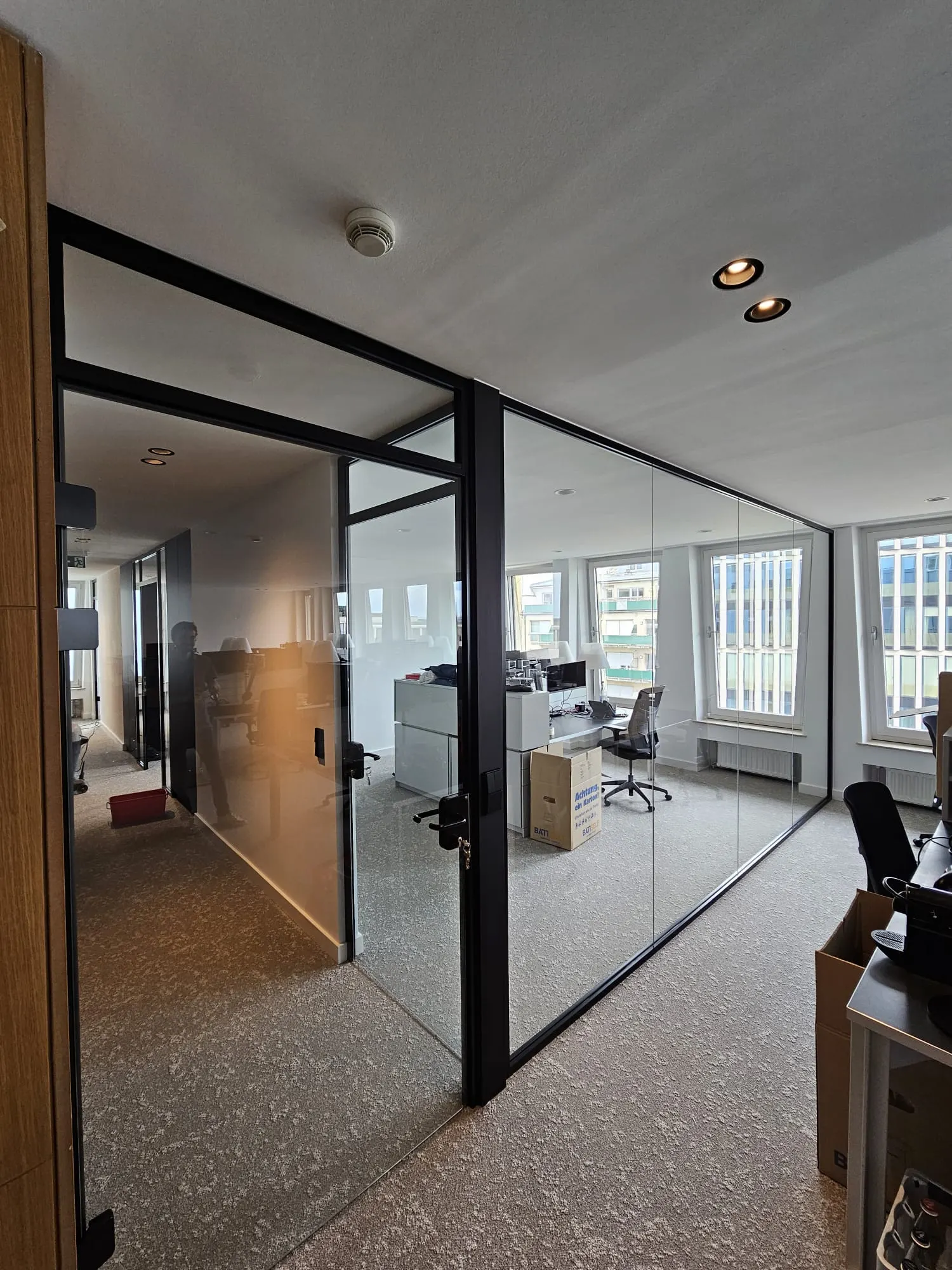 Porte vitrée sur charnières dans une cloison de bureau — cloison verre Luxembourg — Vitralux Bradtke