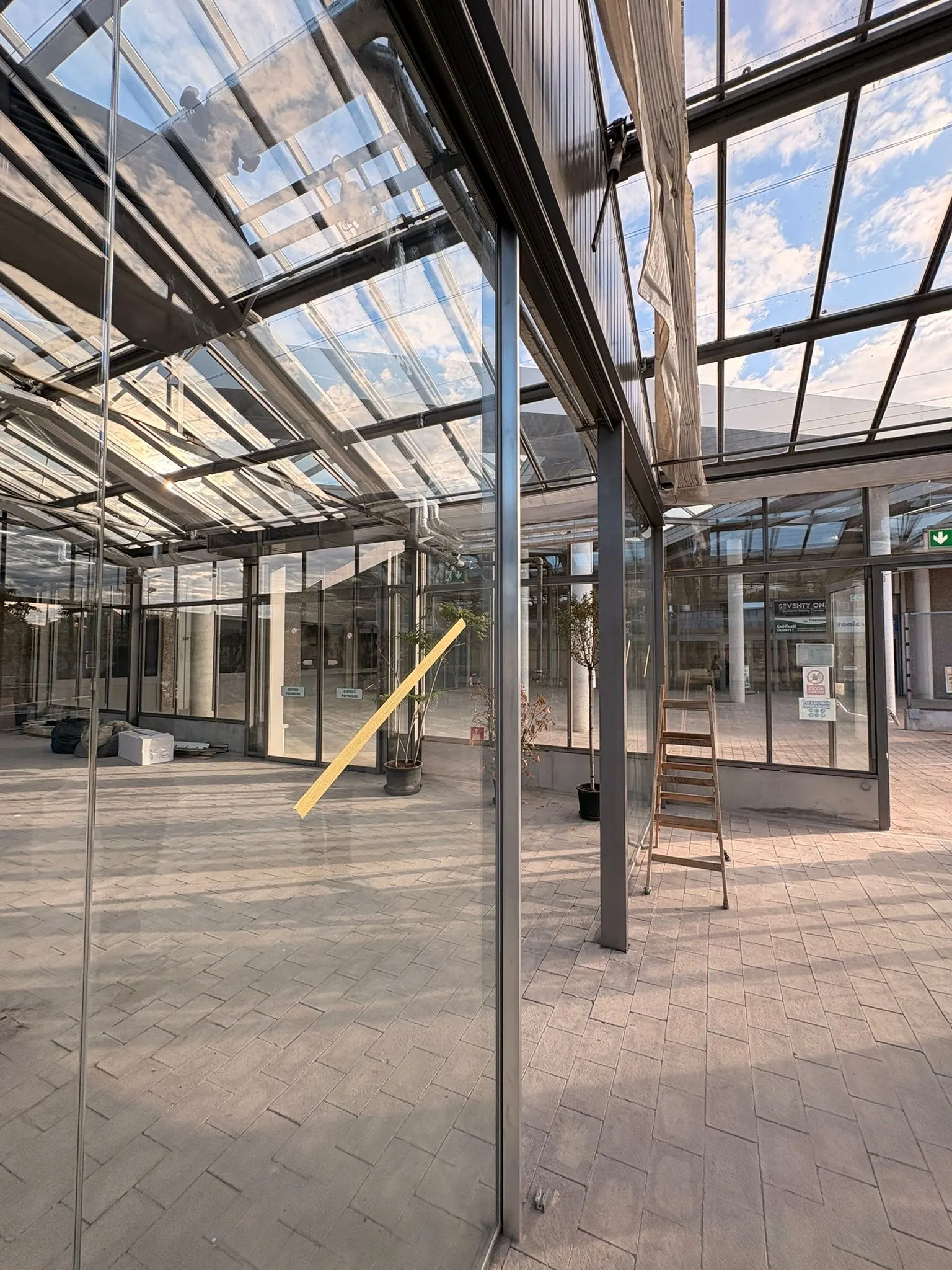 Séparation vitrée fixe dans un intérieur — séparation vitrée sur mesure Luxembourg — Vitralux Bradtke