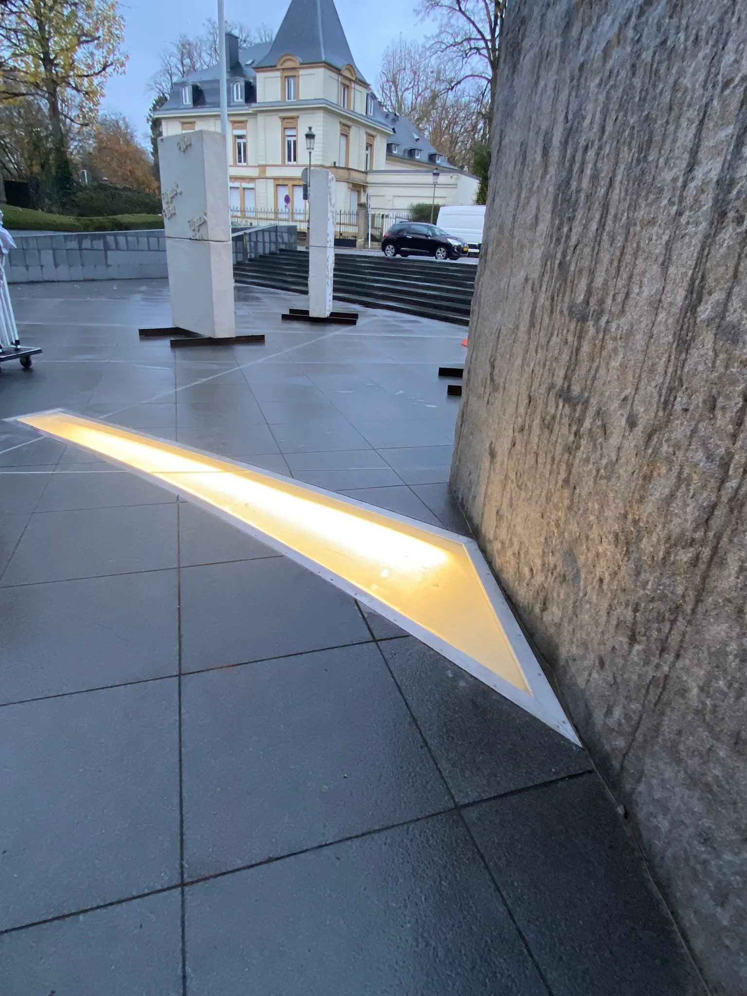 Dalle de sol en verre extérieure rétroéclairée intégrée dans le pavage — dalle isolante extérieure Luxembourg — Vitralux Bradtke