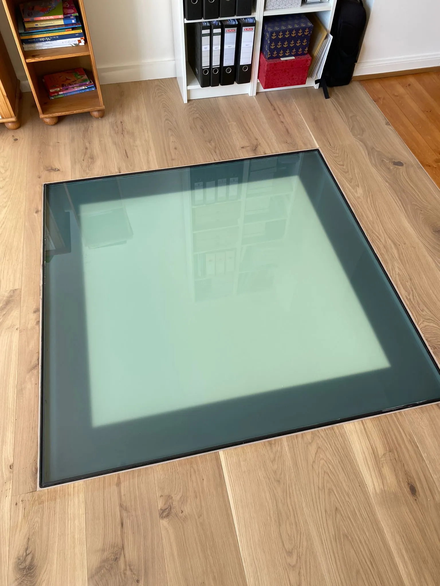 Détail d'une dalle de sol en verre feuilleté épais posée sur ossature — Vitralux Bradtke