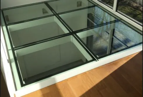 Bande de sol vitrée insérée dans un plancher bois — dalle en verre Luxembourg — Vitralux Bradtke