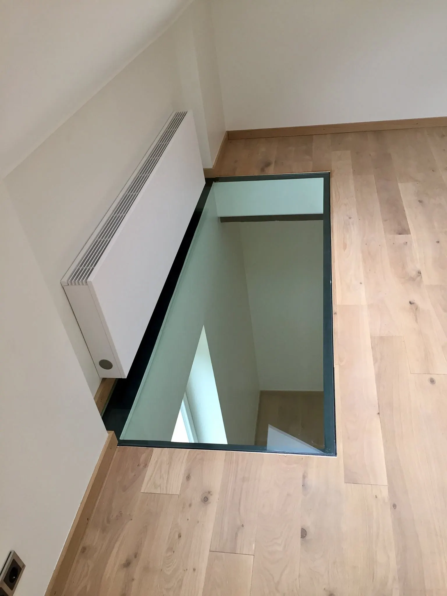 Dalle de sol en verre feuilleté en cours d'installation — dalle verre coupe-feu Luxembourg — Vitralux Bradtke