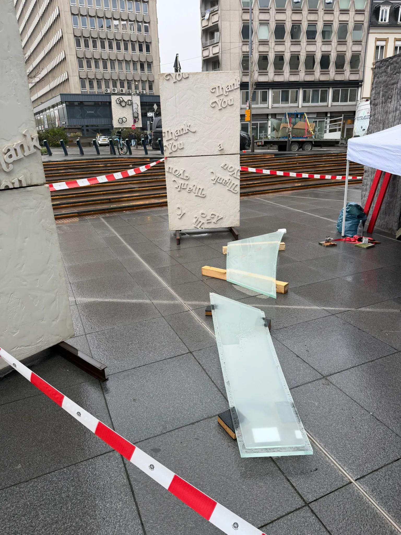 Dalle en verre grand format posée par les techniciens Vitralux — dalle verre XXL Luxembourg — Vitralux Bradtke
