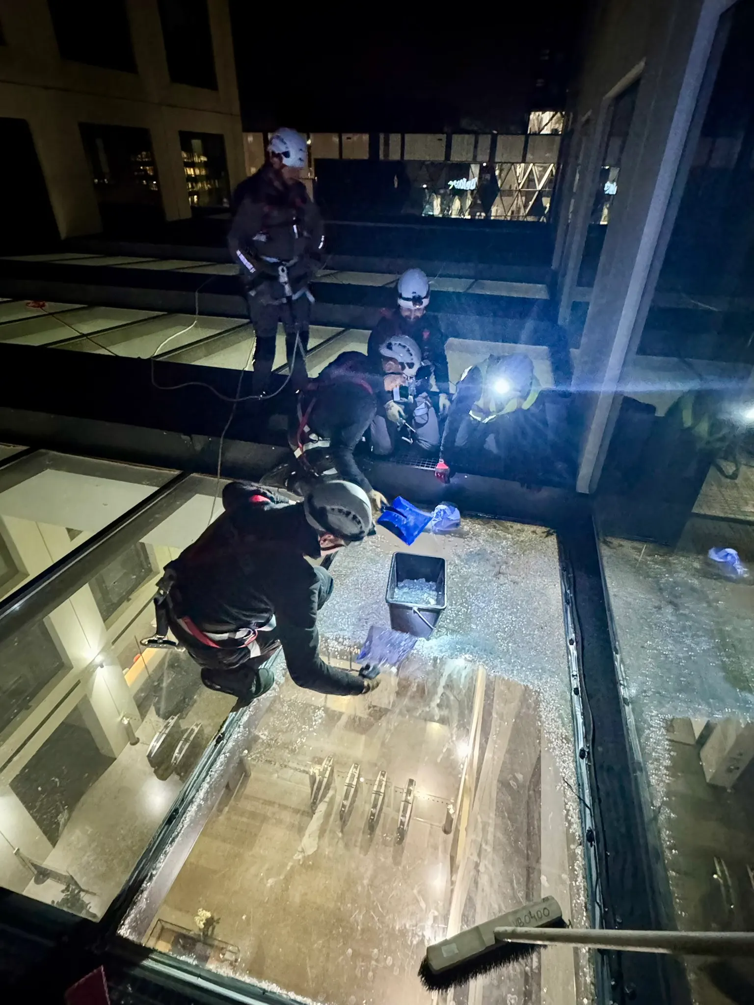 Techniciens Vitralux en harnais lors d'une pose nocturne sur structure vitrée technique — Luxembourg