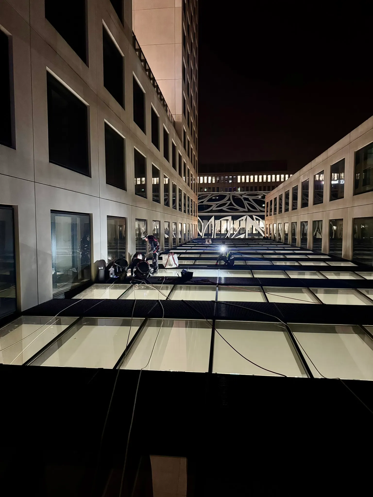 Intervention nocturne de Vitralux sur une structure vitrée technique — conformité et sécurité — Vitralux Bradtke Luxembourg