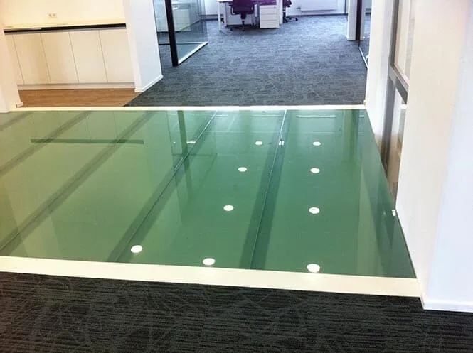 Plancher en verre praticable avec spots encastrés dans un espace de bureau — dalle en verre sur mesure Luxembourg — Vitralux Bradtke
