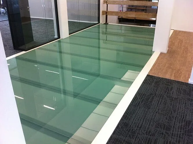 Grand plancher vitré en dalles de verre teinté vert dans un bureau — dalle de sol Luxembourg — Vitralux Bradtke