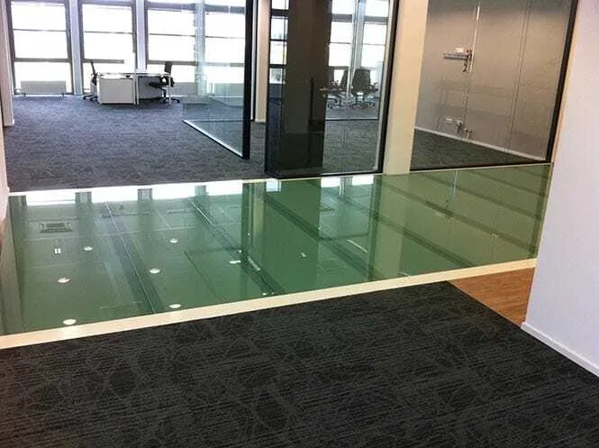 Dalle de sol en verre dans un plateau de bureaux avec cloisons vitrées — Vitralux Bradtke
