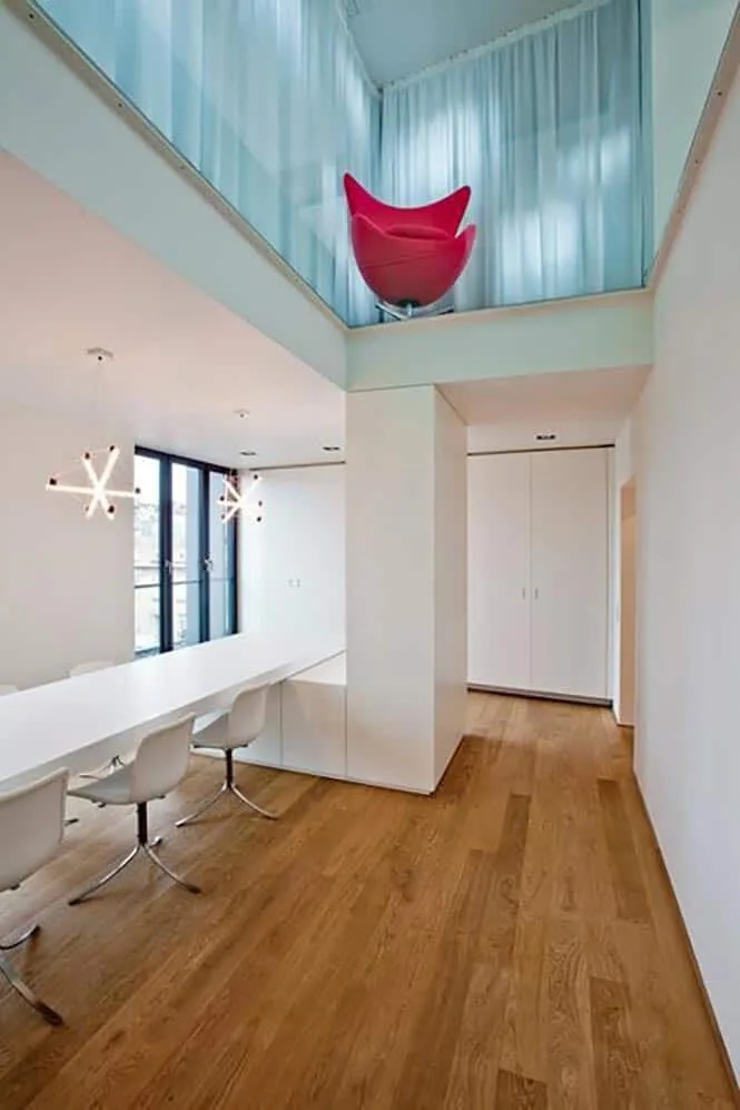 Plancher en verre de mezzanine vu depuis le niveau inférieur — dalle en verre Luxembourg — Vitralux Bradtke