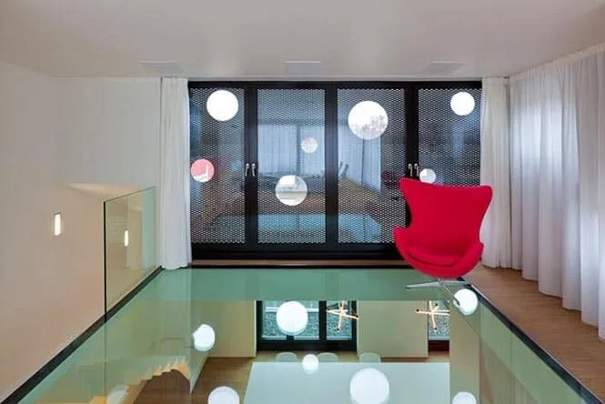 Dalle de sol vitrée de mezzanine surplombant un séjour éclairé — dalle en verre Luxembourg — Vitralux Bradtke