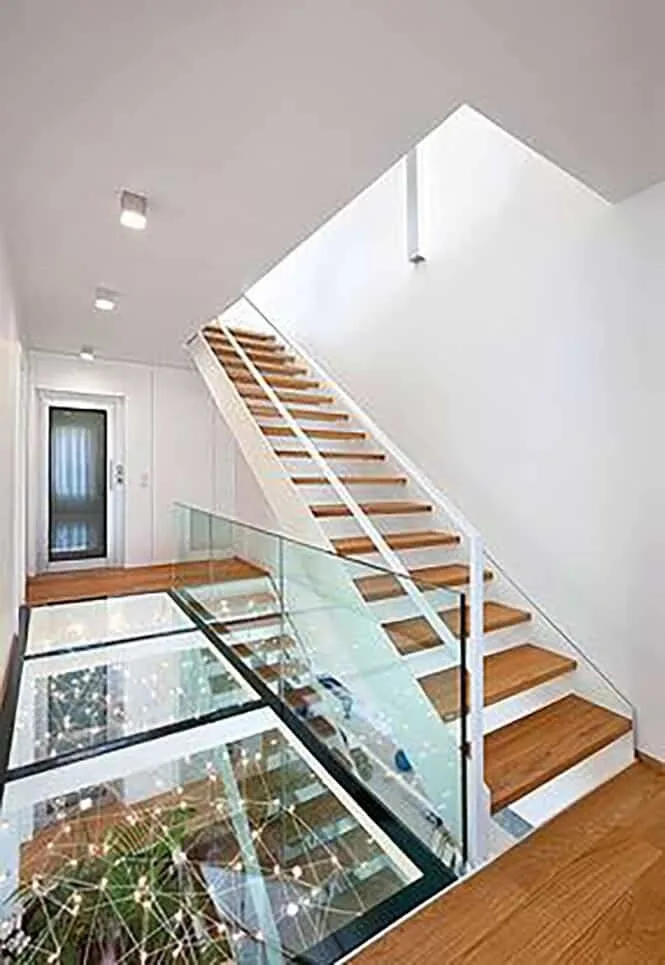 Palier et plancher en verre le long d'un escalier en bois — dalle en verre Luxembourg — Vitralux Bradtke