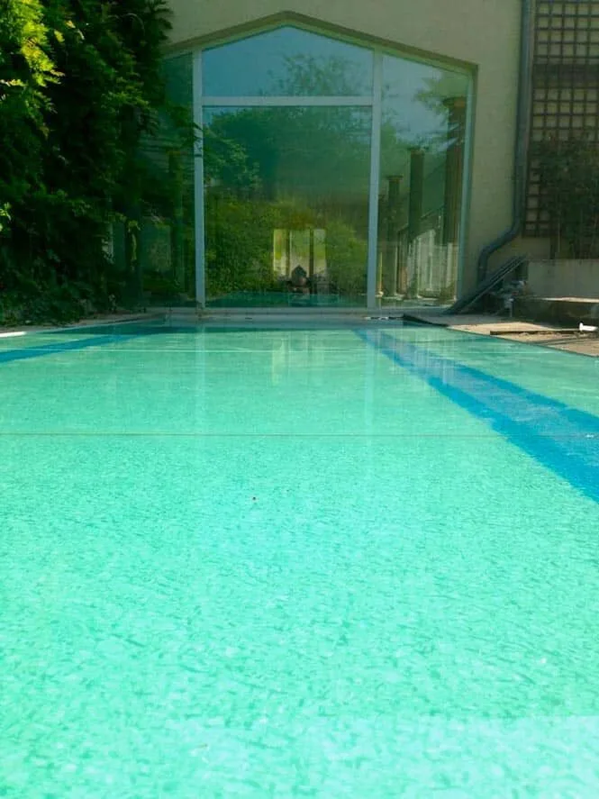 Grand bassin vitré avec paroi et fond en verre — vitrage de piscine sur mesure Luxembourg — Vitralux Bradtke