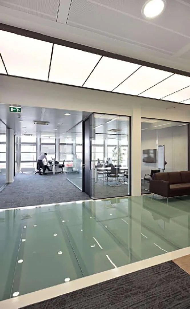 Plancher en verre praticable dans un plateau de bureaux vitré — dalle de sol Luxembourg — Vitralux Bradtke