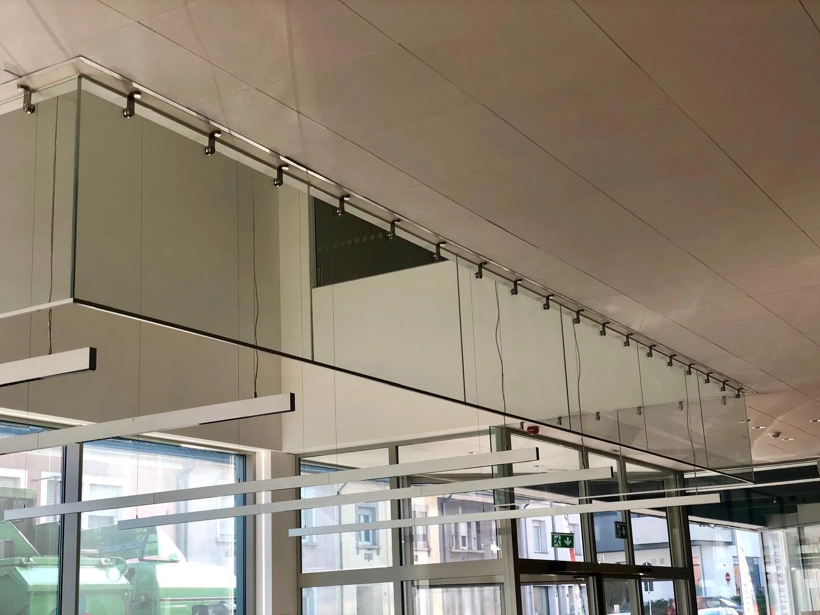 Écran de cantonnement de fumée en verre suspendu sous plafond — réalisation Vitralux Bradtke au Luxembourg