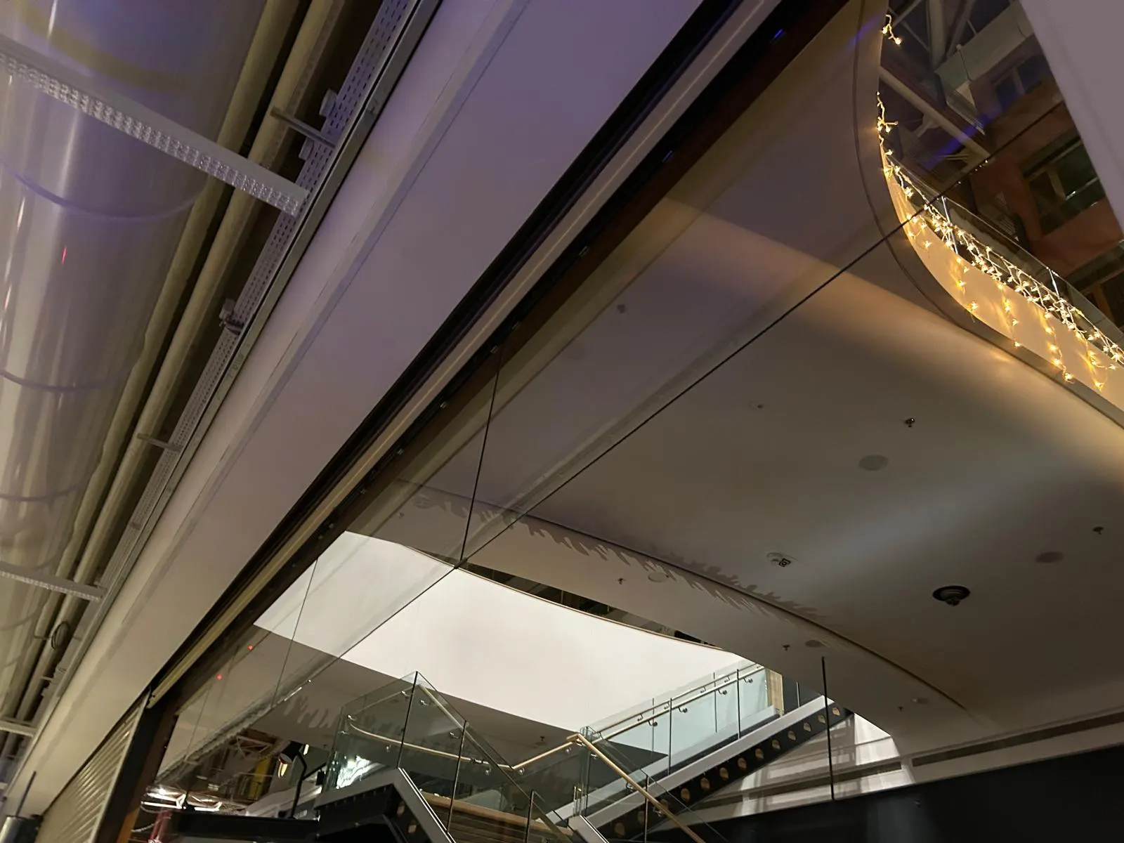 Écran de cantonnement de fumée en verre le long d'une passerelle de centre commercial — Vitralux Bradtke