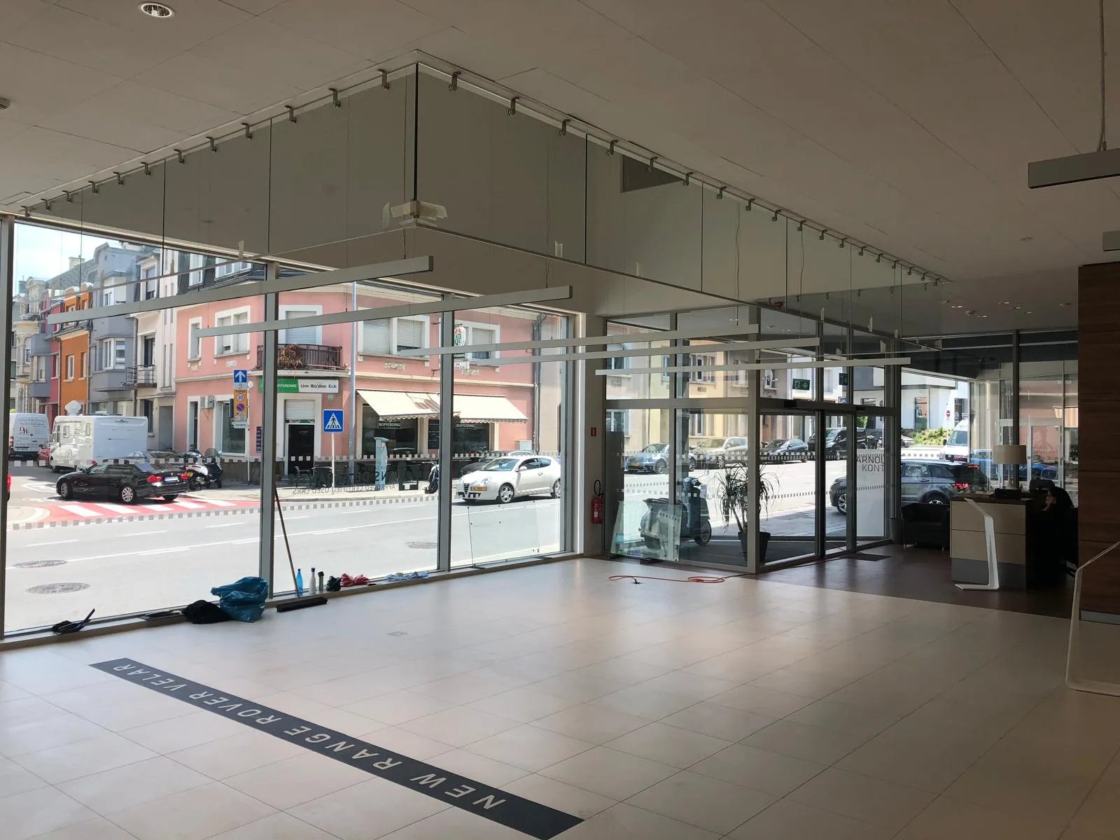 Panneaux vitrés de cantonnement de fumée en galerie commerciale — Vitralux Bradtke Luxembourg