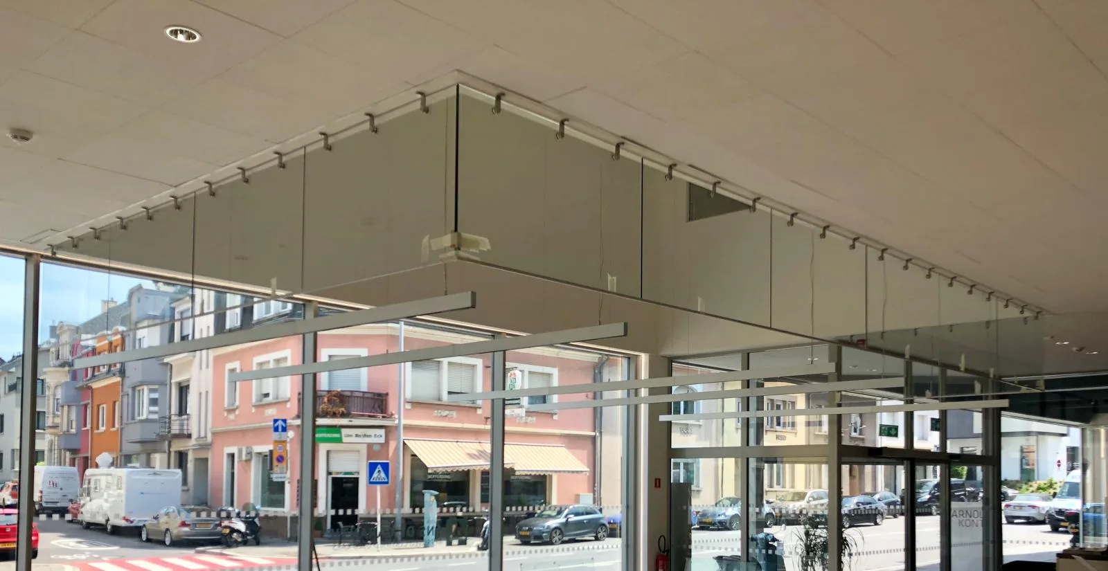 Pose d'un écran de cantonnement de fumée en verre au-dessus des caisses d'un centre commercial — Luxembourg — Vitralux Bradtke