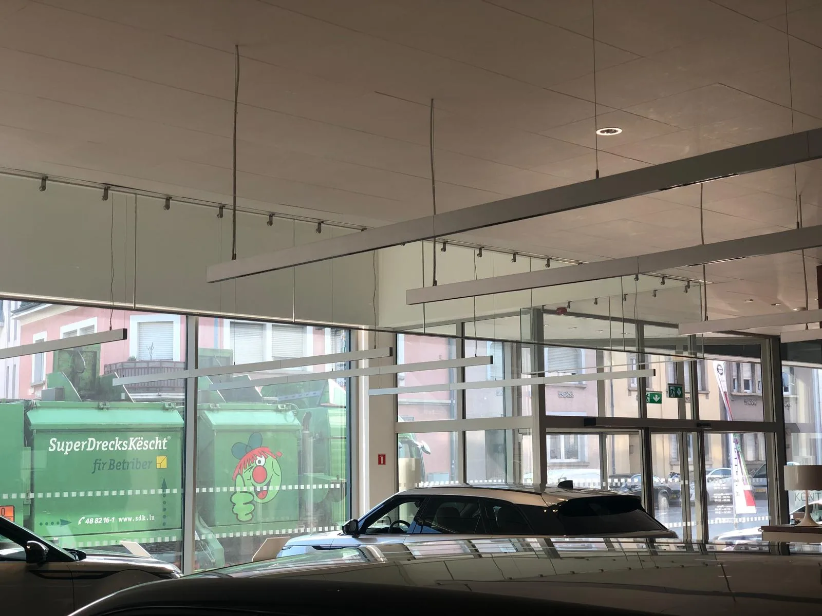 Écran de cantonnement de fumée vitré en showroom automobile — Vitralux Bradtke Luxembourg