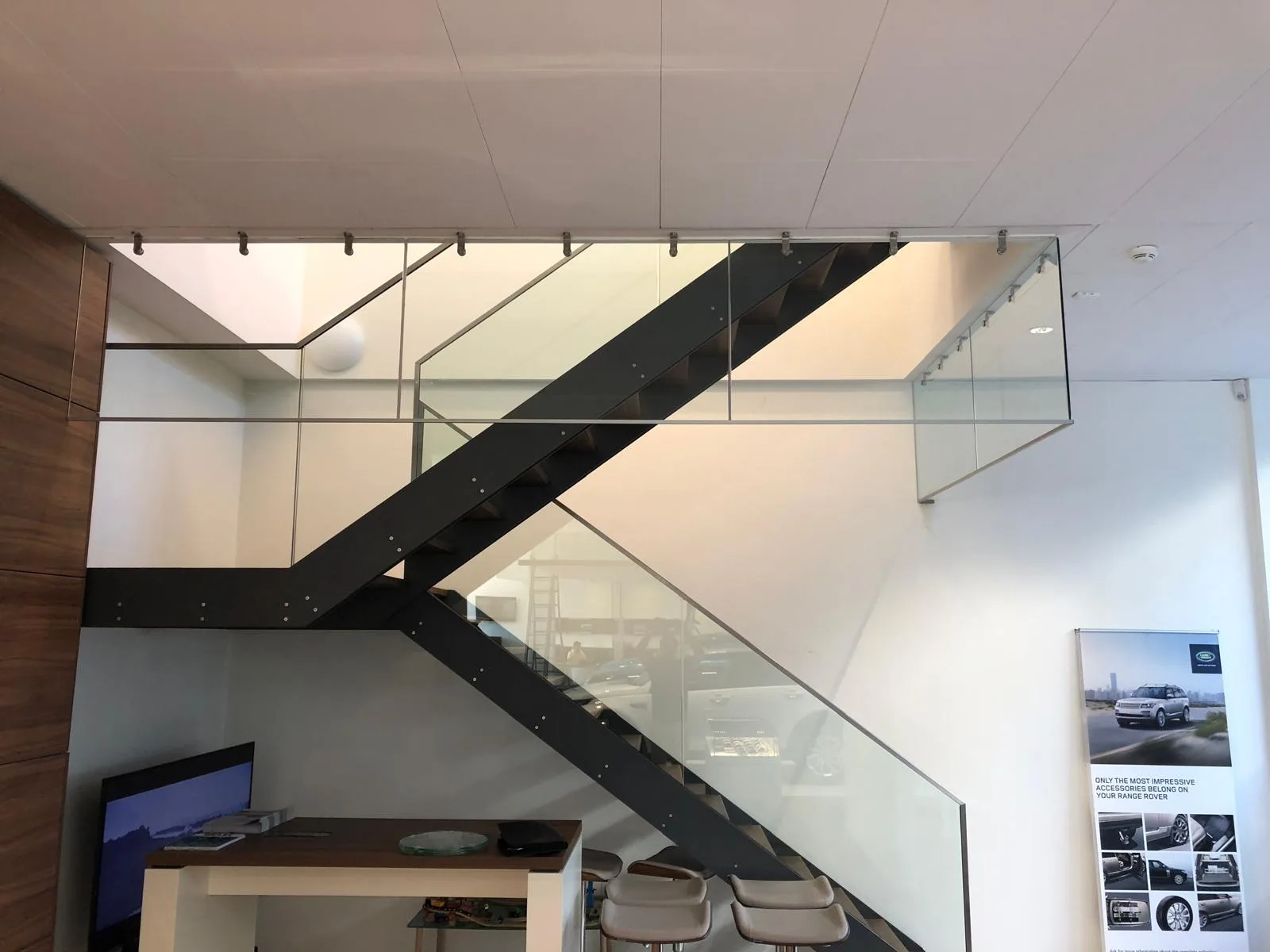 Écran de cantonnement de fumée en verre au-dessus de l'escalier d'un showroom automobile — Landrover Luxembourg — Vitralux Bradtke