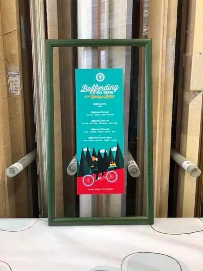 Affiche encadrée sur baguette verte — encadrement sur mesure au Luxembourg — Encadrement Bradtke Vitralux