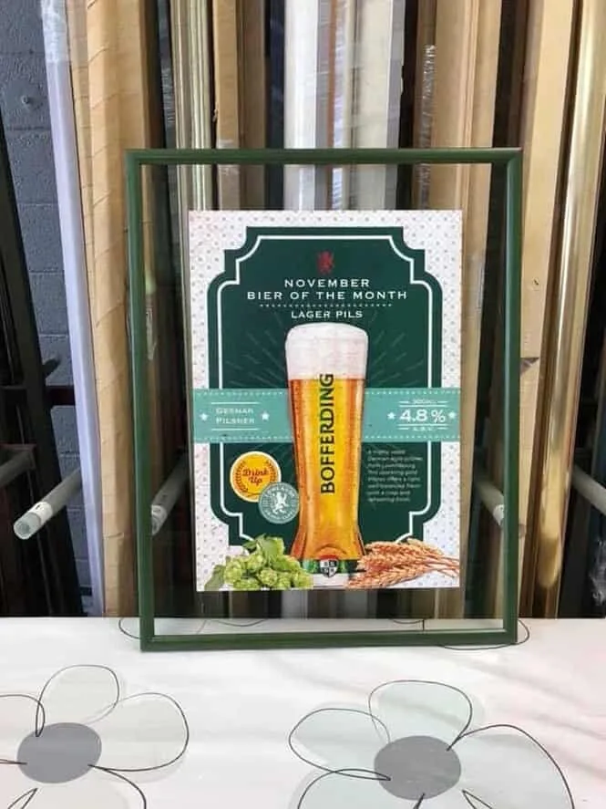 Poster publicitaire encadré — encadrement sur mesure au Luxembourg — Encadrement Bradtke Vitralux