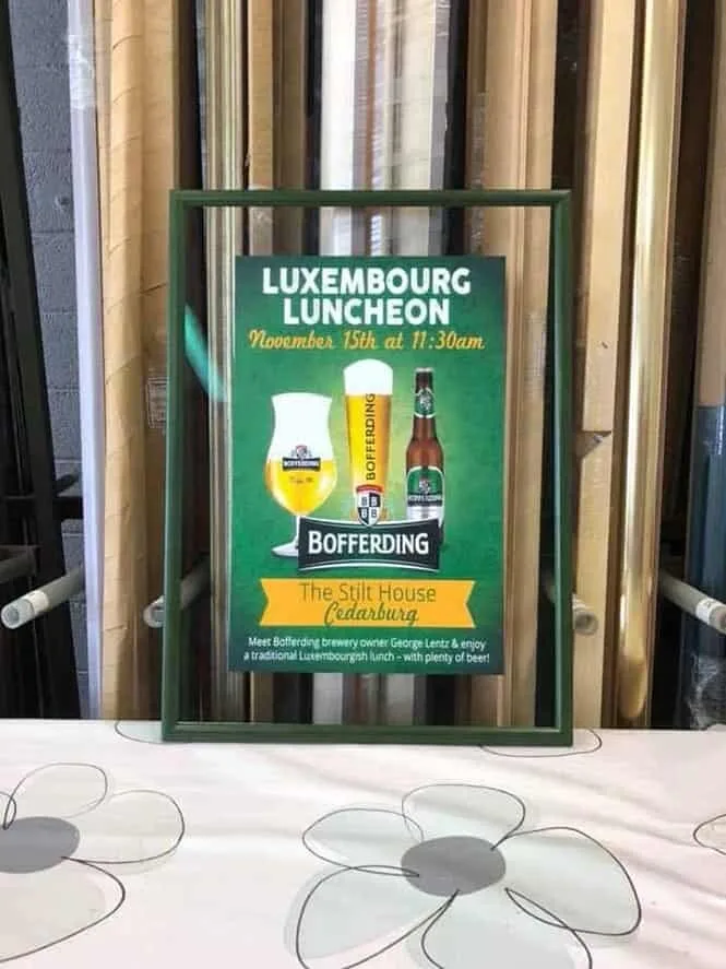 Affiche promotionnelle encadrée — encadrement sur mesure au Luxembourg — Encadrement Bradtke Vitralux