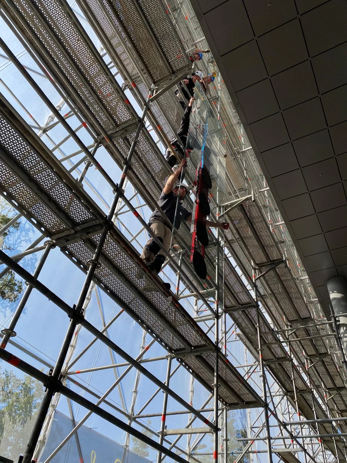 Remplacement d'un vitrage de façade en hauteur sur échafaudage — entretien verrières et façades Luxembourg — Vitralux Bradtke