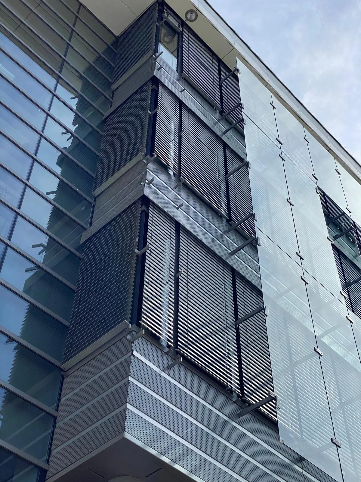 Façade vitrée d'immeuble de bureaux avec brise-soleil — entretien de verrières et façades pour gestionnaires d'immeubles au Luxembourg — Vitralux Bradtke