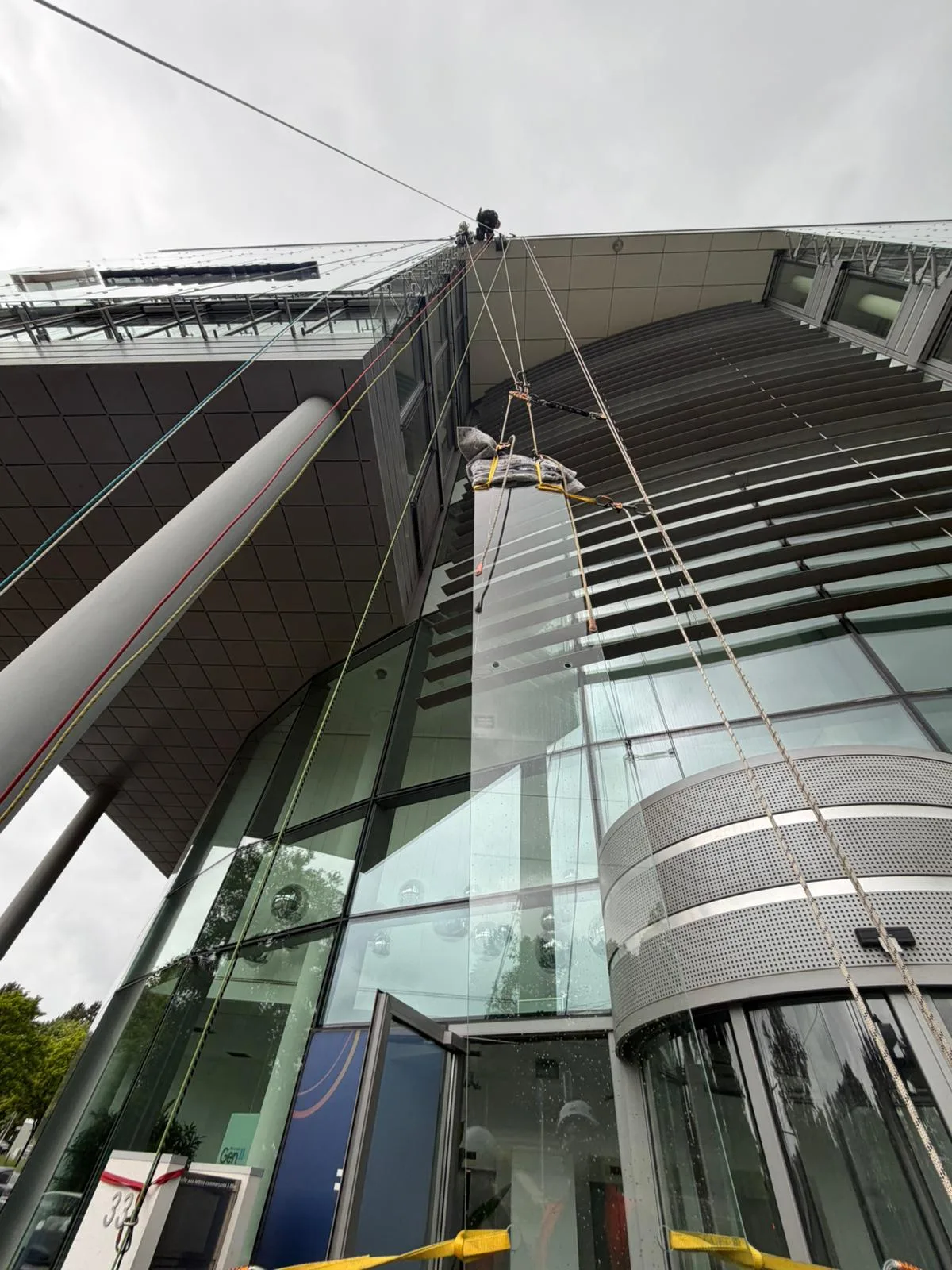 Vitrage de façade posé sur bâtiment tertiaire au Luxembourg — Vitralux Bradtke