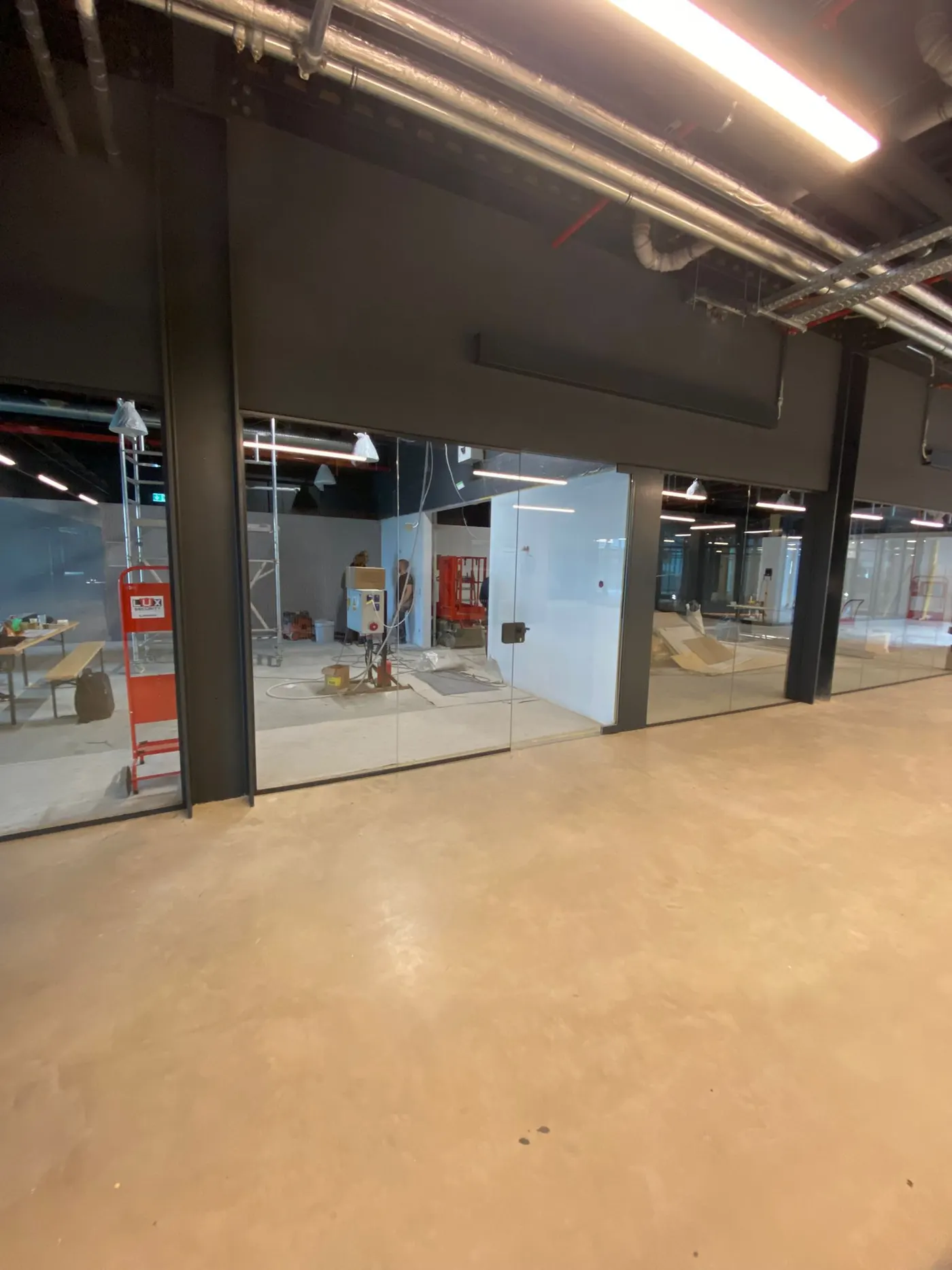 Vitrine et façade vitrée de commerce au Luxembourg — Vitralux Bradtke