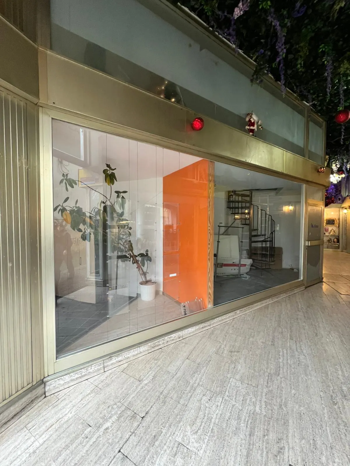 Vitrine de magasin en verre au Luxembourg — Vitralux Bradtke