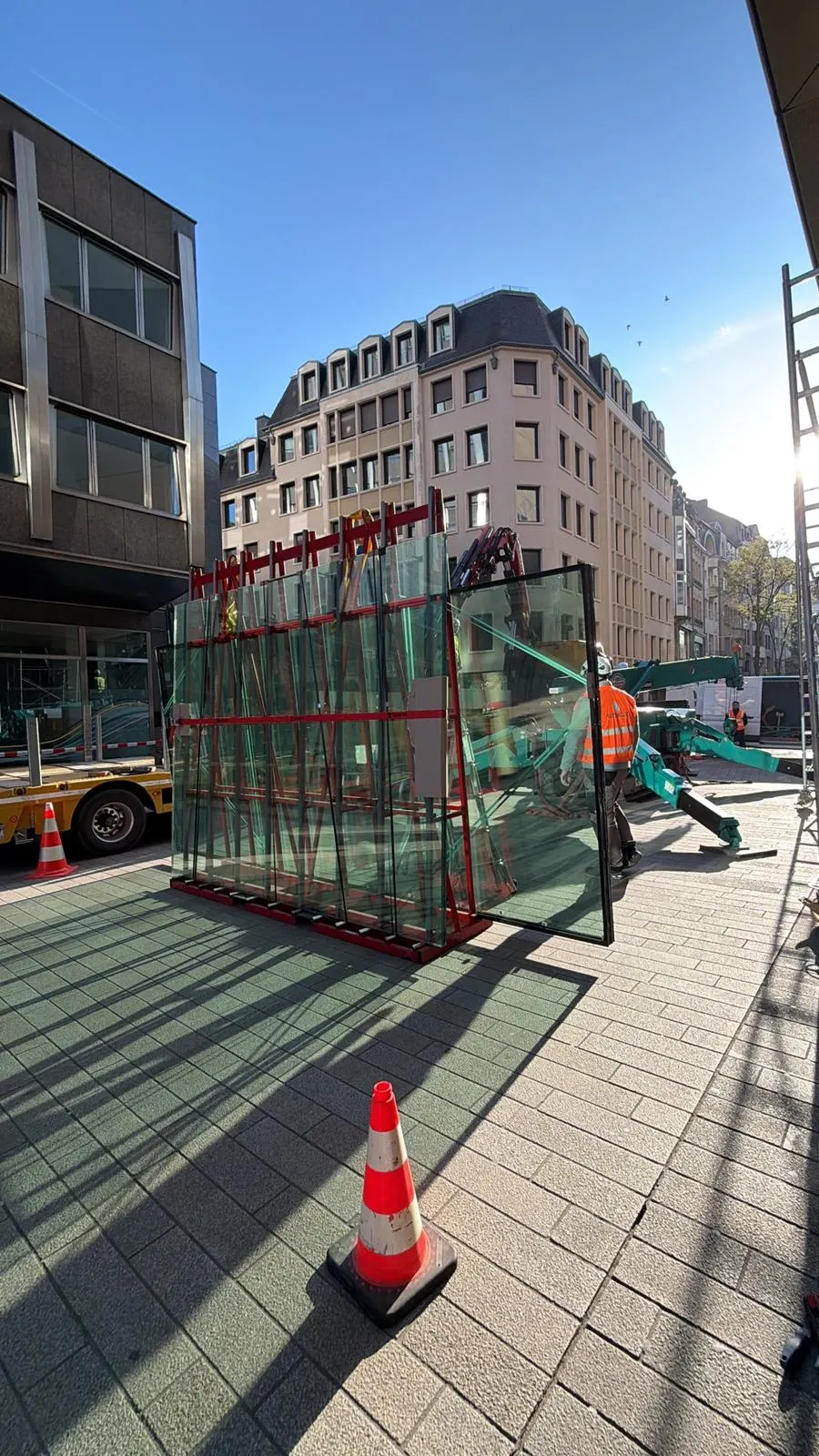 Façade en verre de commerce au Luxembourg — Vitralux Bradtke