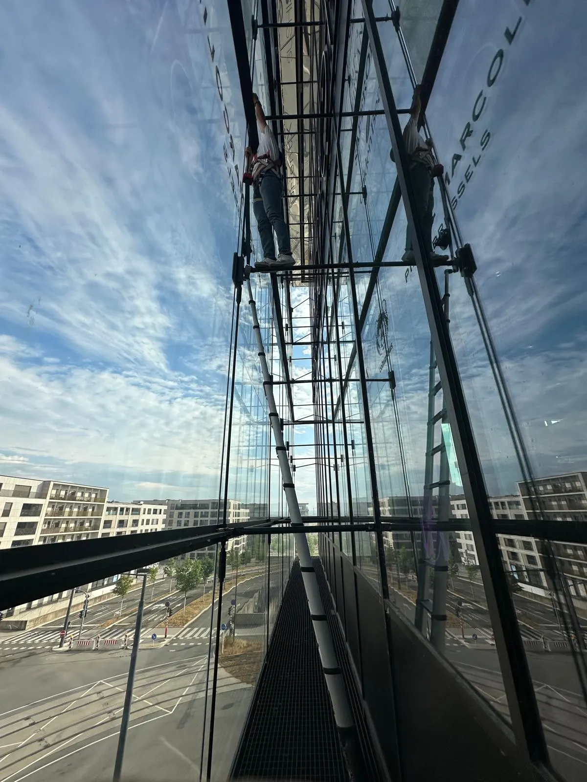 Prise de mesure sur une façade vitrée au Luxembourg — Vitralux Bradtke