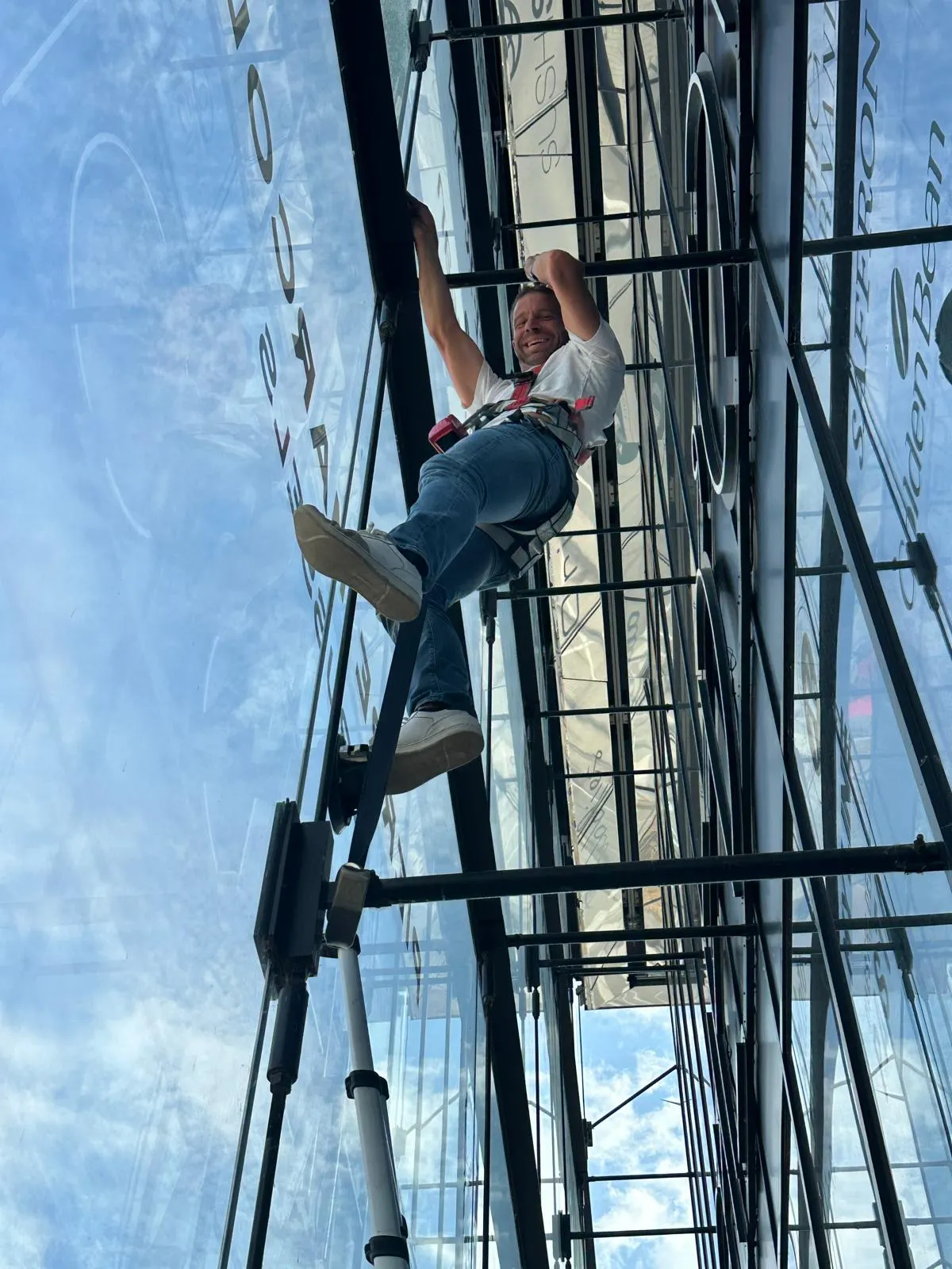 Préparation d'un chantier de façade en verre au Luxembourg — Vitralux Bradtke