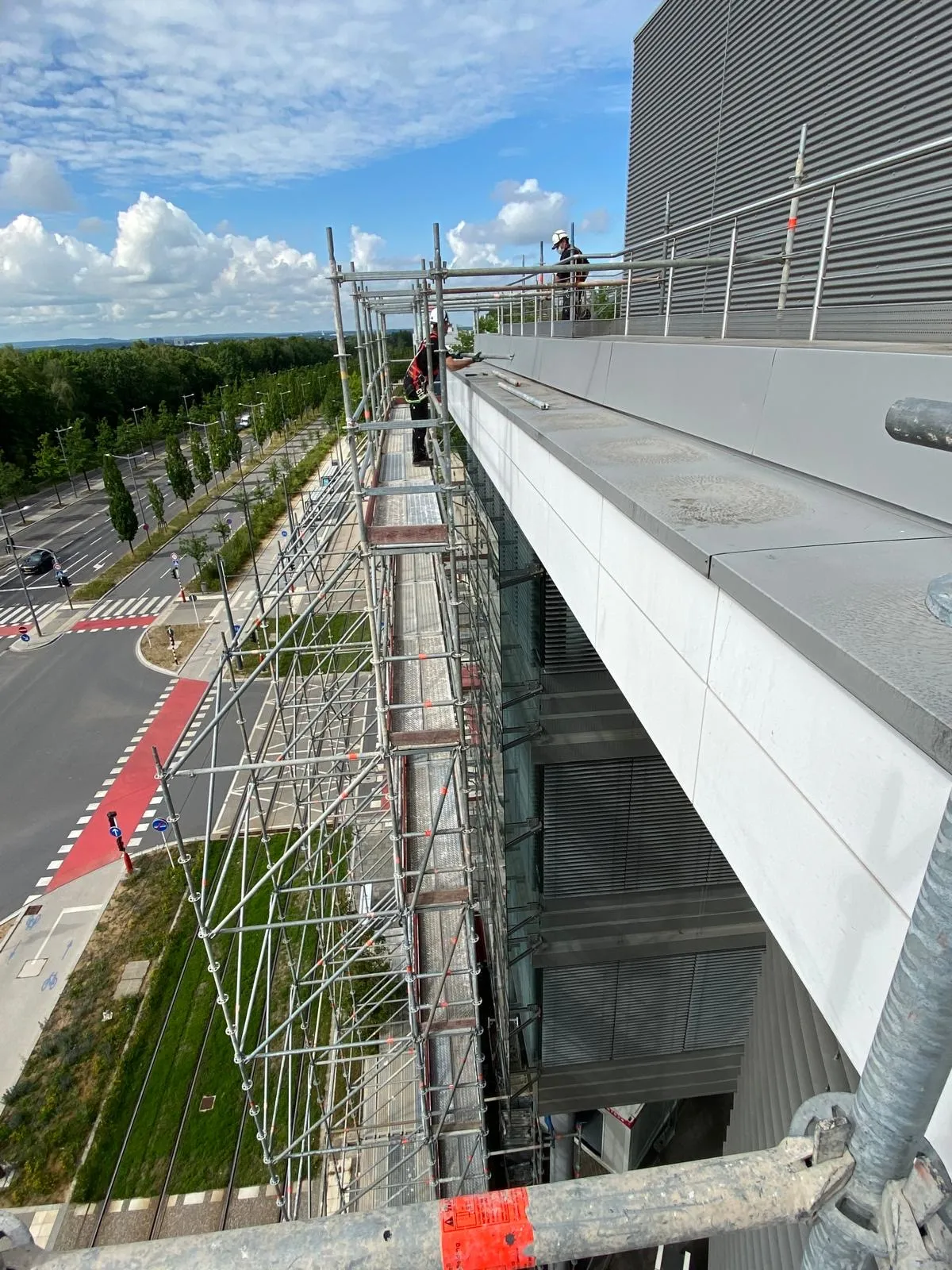 Échafaudage de rénovation le long de la façade double peau du K2 Kirchberg — Vitralux Bradtke