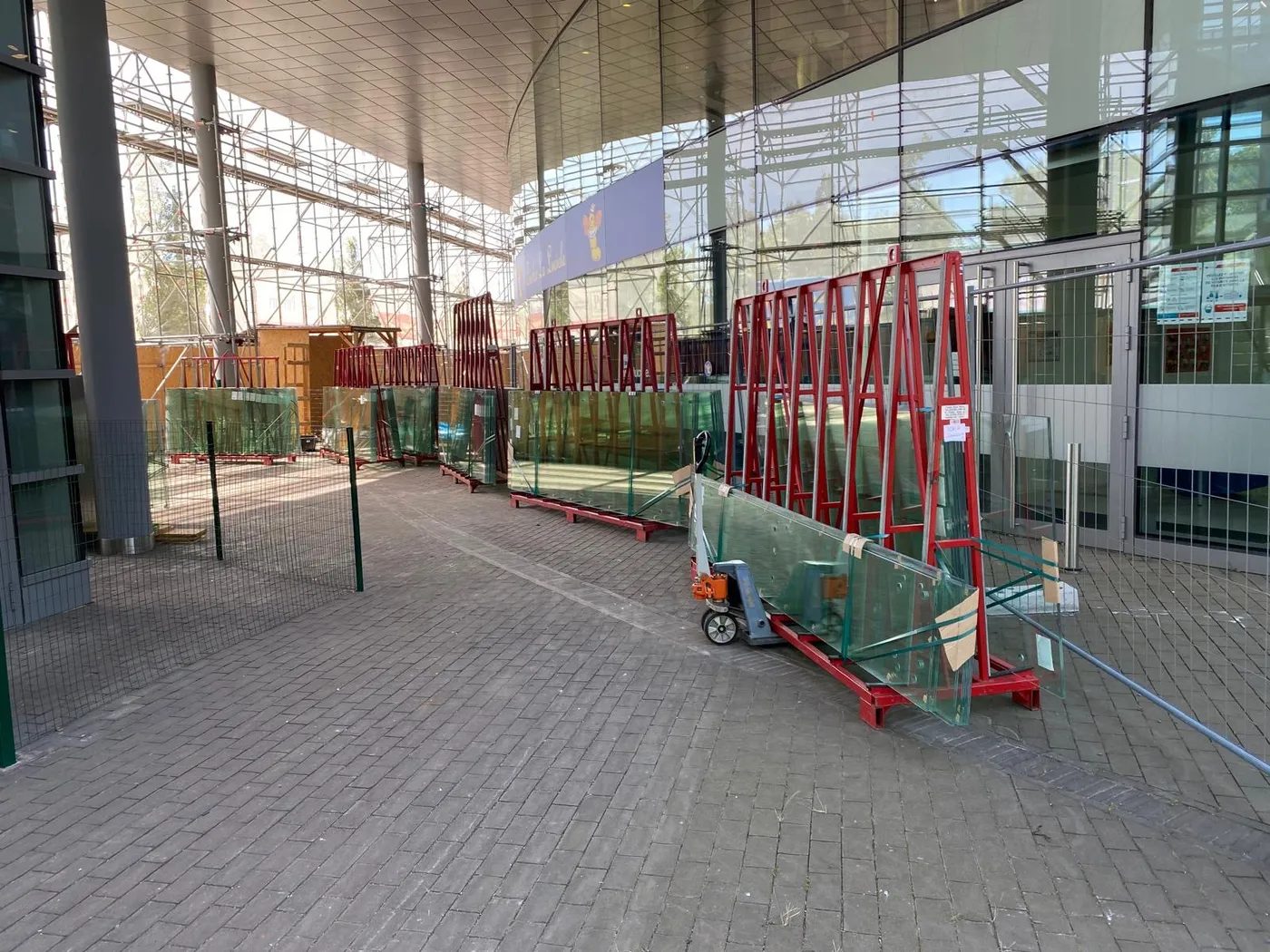 Vitrages VSG stockés sur chevalets au pied du chantier K2 Kirchberg — Vitralux Bradtke