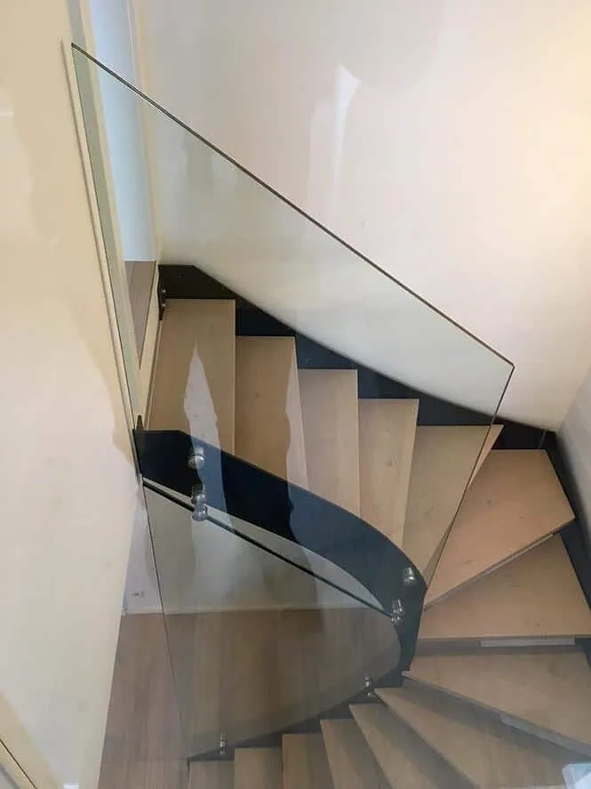 Garde-corps en verre à attaches ponctuelles inox — réalisation Vitralux Bradtke Luxembourg