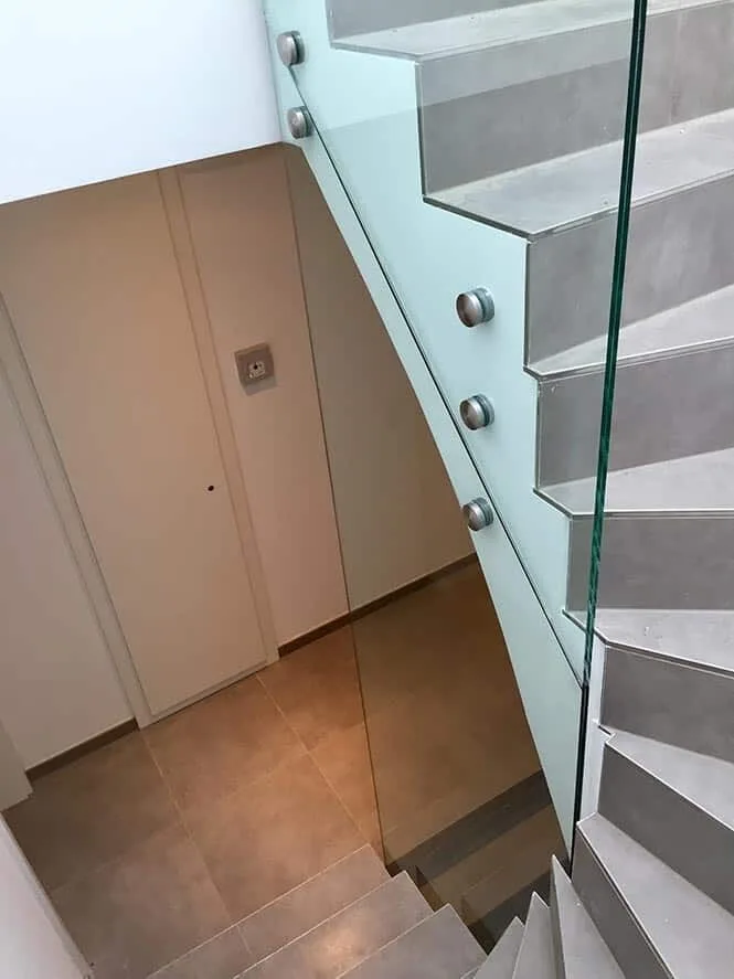 Garde-corps en verre à attaches ponctuelles inox — réalisation Vitralux Bradtke Luxembourg