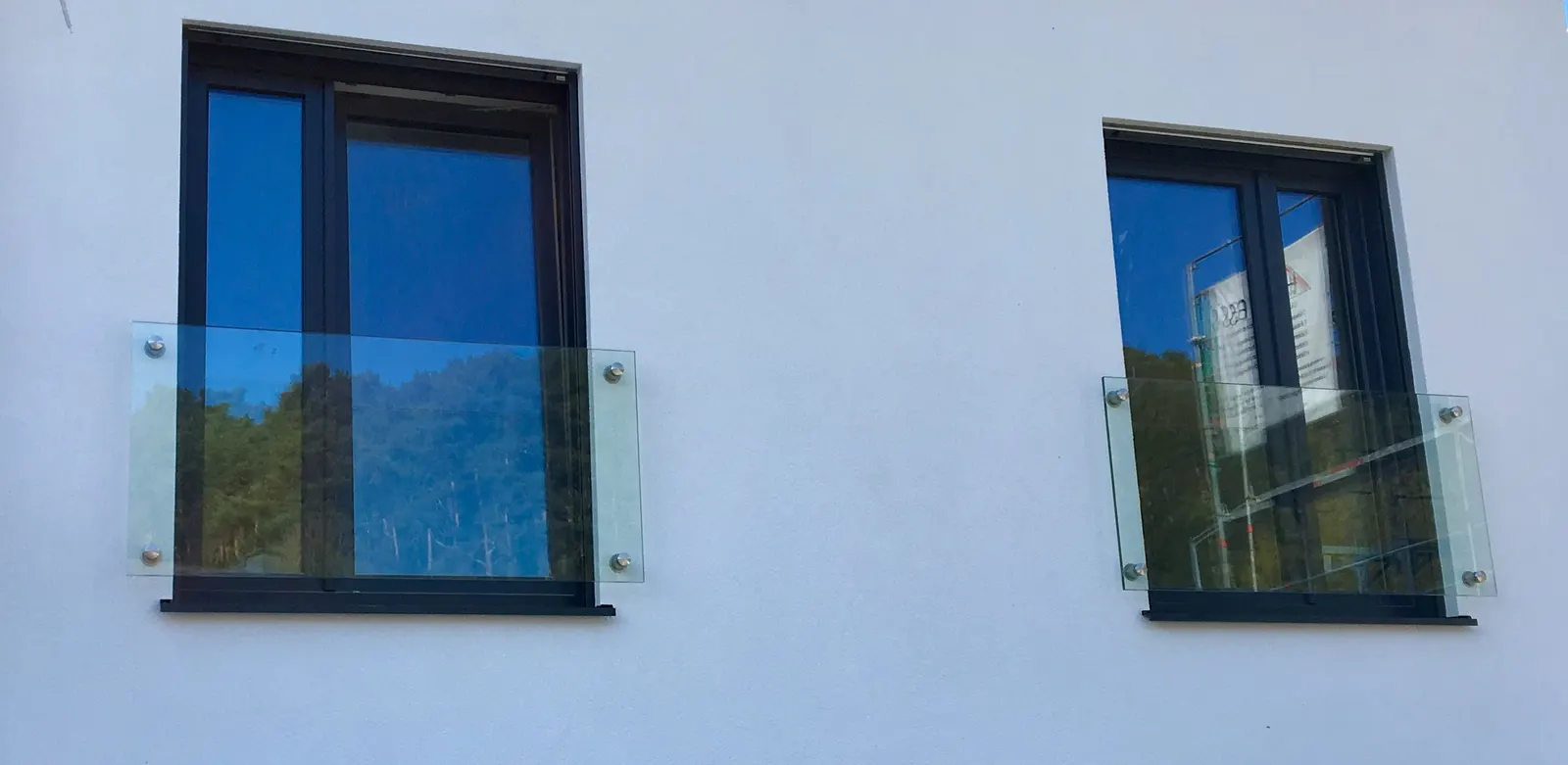 Balcons français avec garde-corps en verre fixés sur châssis de fenêtres — Vitralux Bradtke Luxembourg