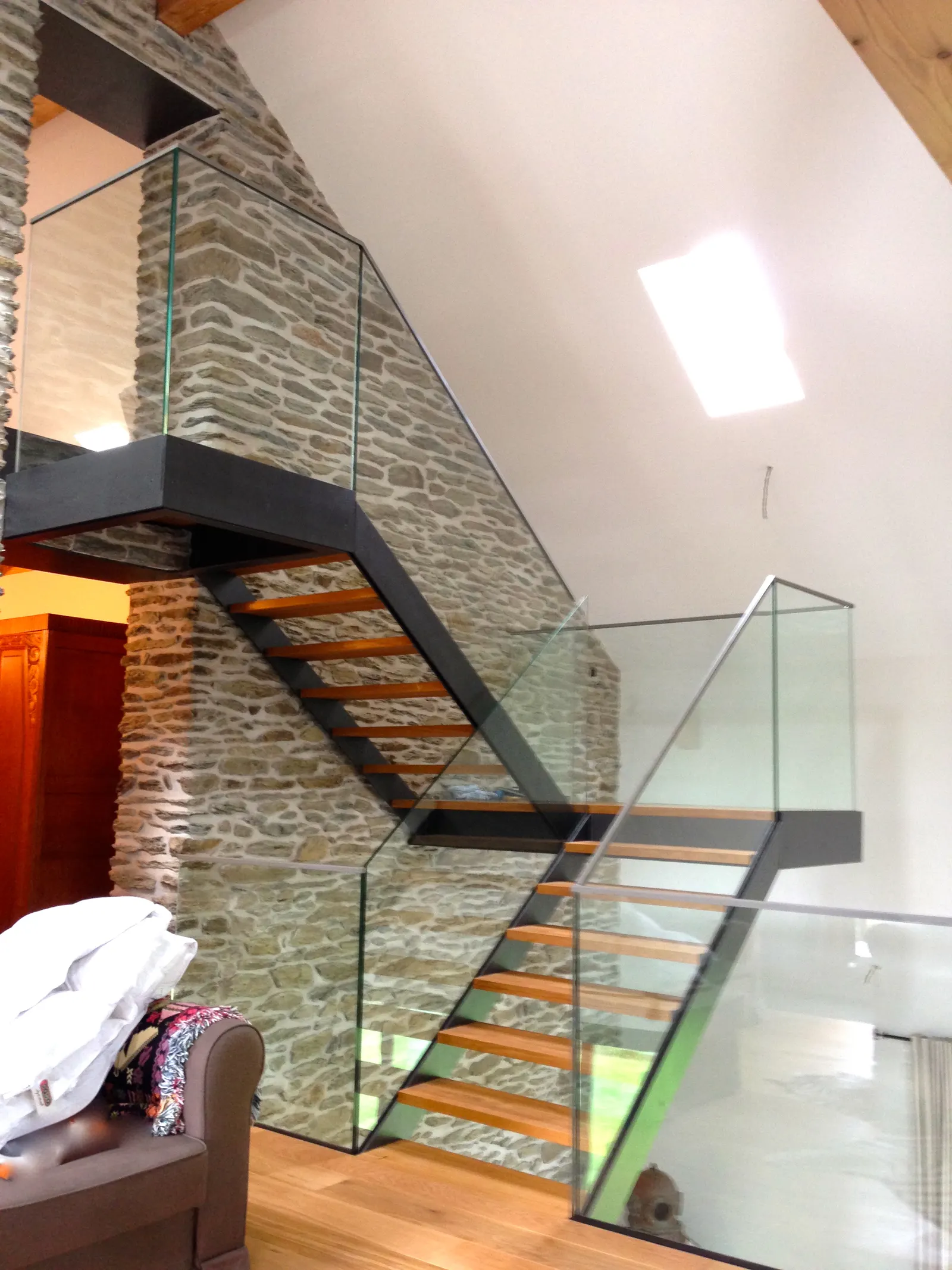 Garde-corps en verre feuilleté sur escalier métallique dans une maison en pierre à Heispelt — Vitralux Bradtke Luxembourg