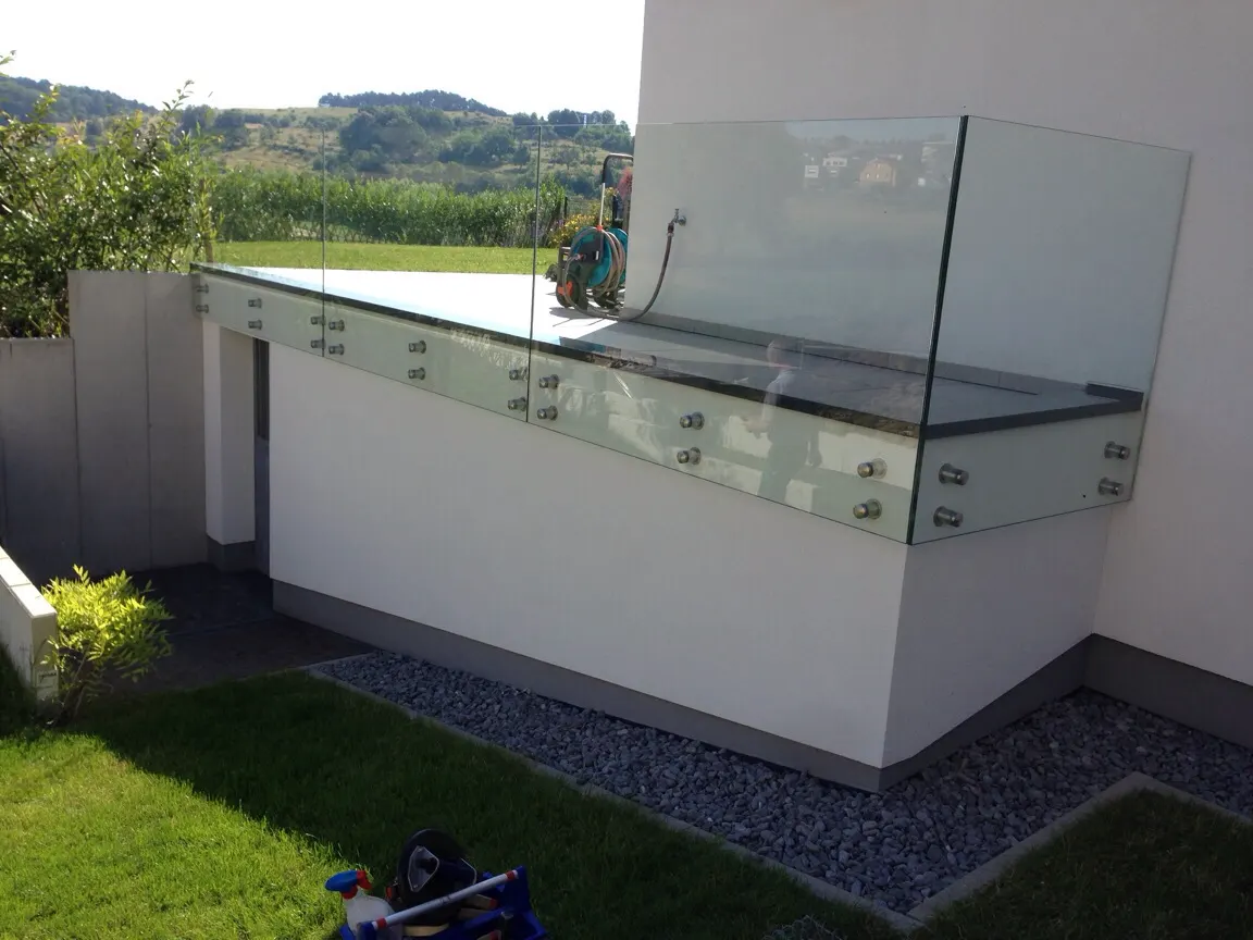 Garde-corps verre extérieur fixé par ancrages sur façade isolante — Vitralux Bradtke Luxembourg