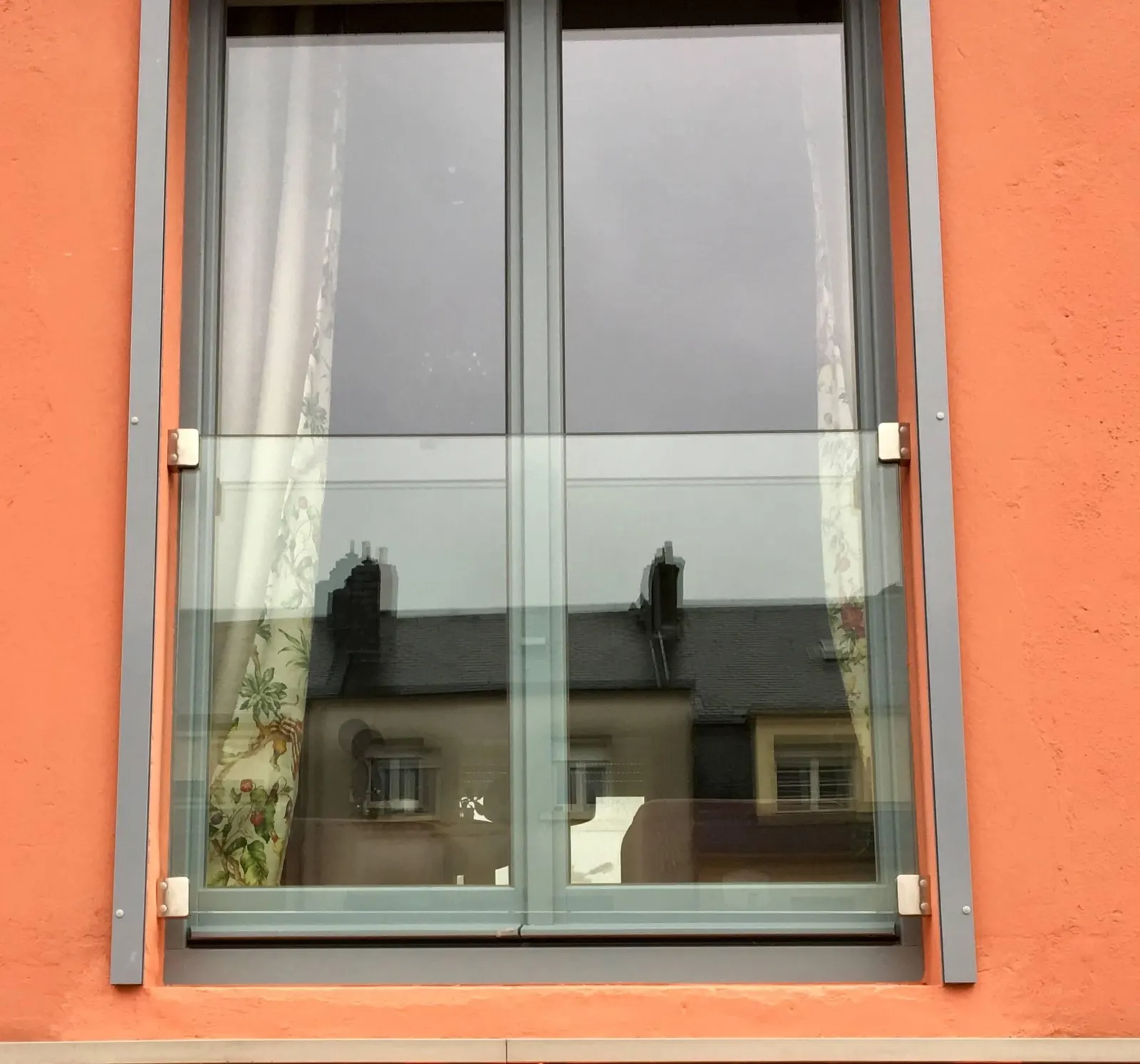 Balcon français avec garde-corps en verre fixé sur le châssis d'une fenêtre — Vitralux Luxembourg