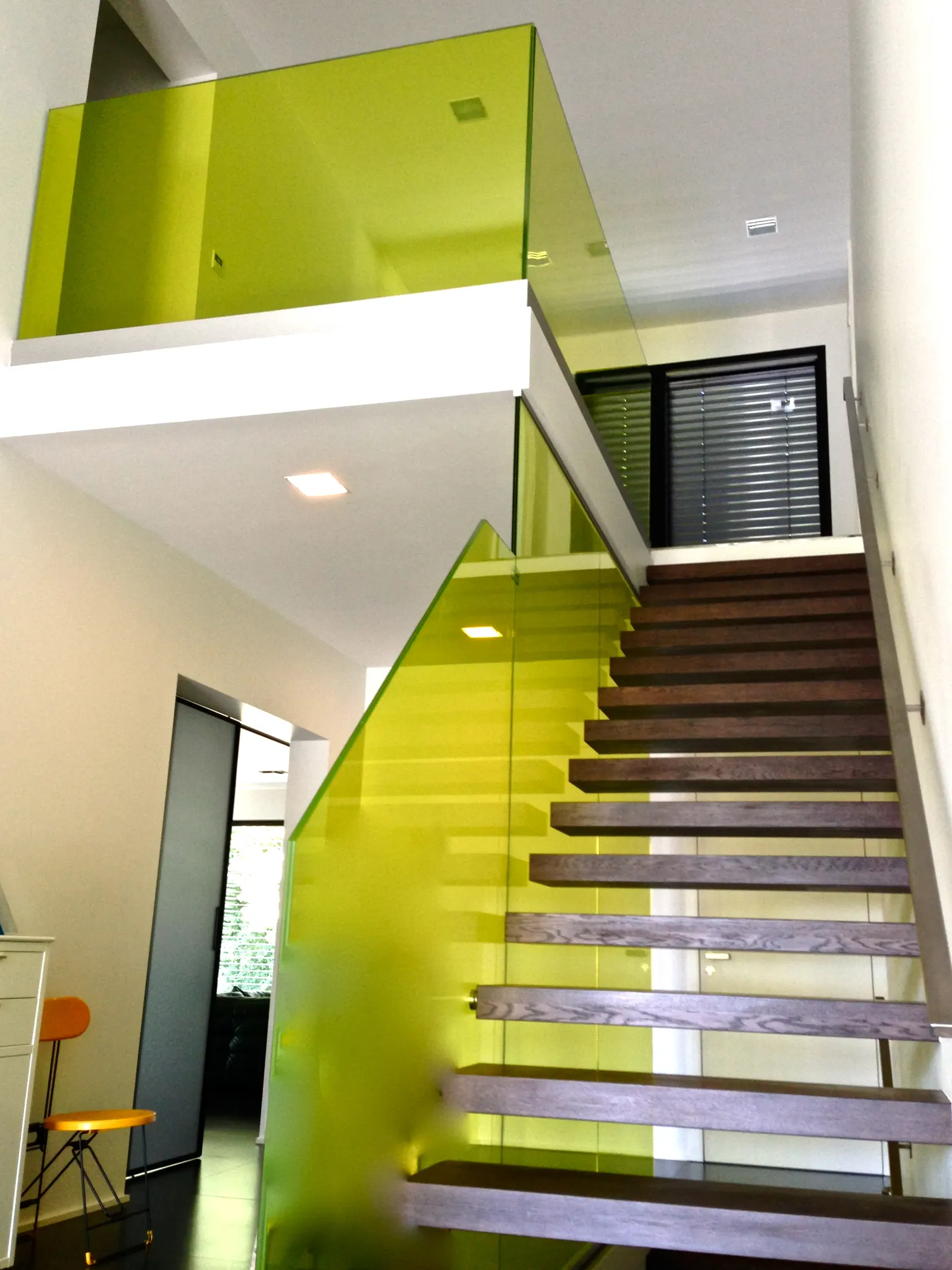 Garde-corps en verre feuilleté à film PVB coloré vert le long d'un escalier — Vitralux Bradtke Luxembourg