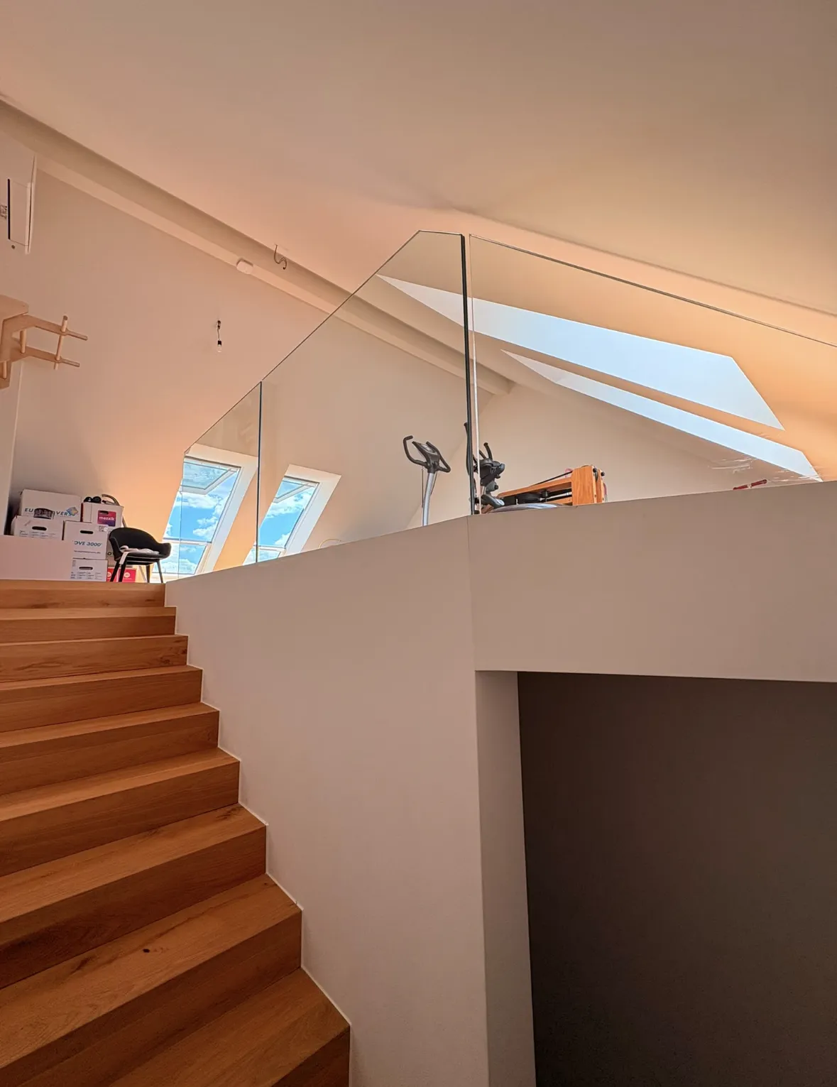 Garde-corps en verre à rail encastré sur une mezzanine sous combles, escalier bois — rail encastré Luxembourg — Vitralux Bradtke