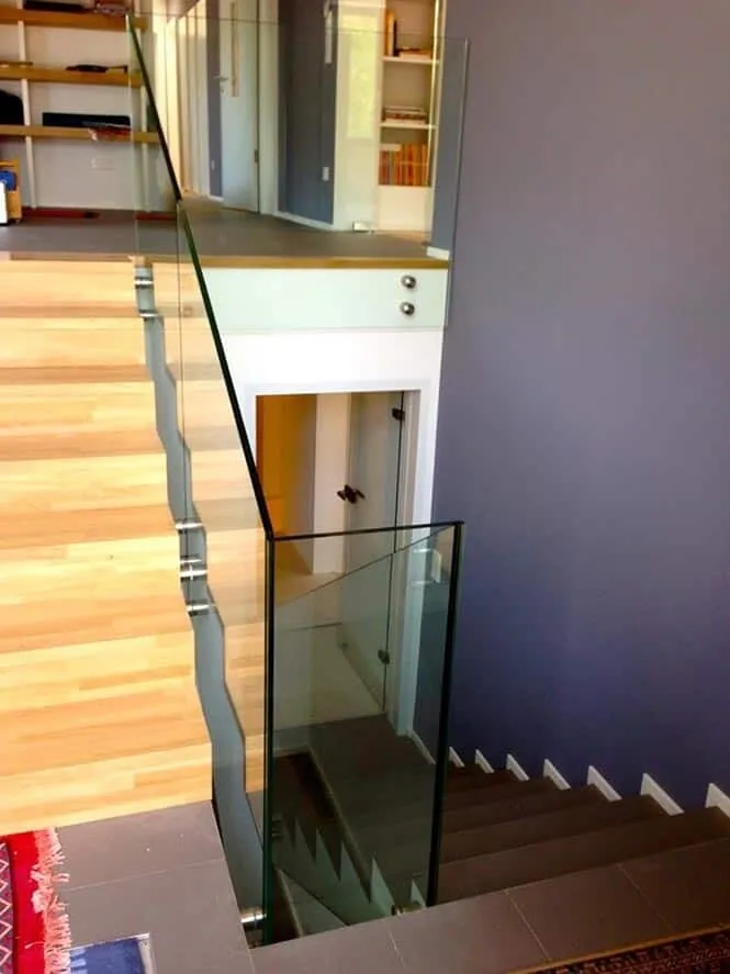 Garde-corps le long d'un escalier en bois — garde-corps en verre sur mesure au Luxembourg — Vitralux Bradtke