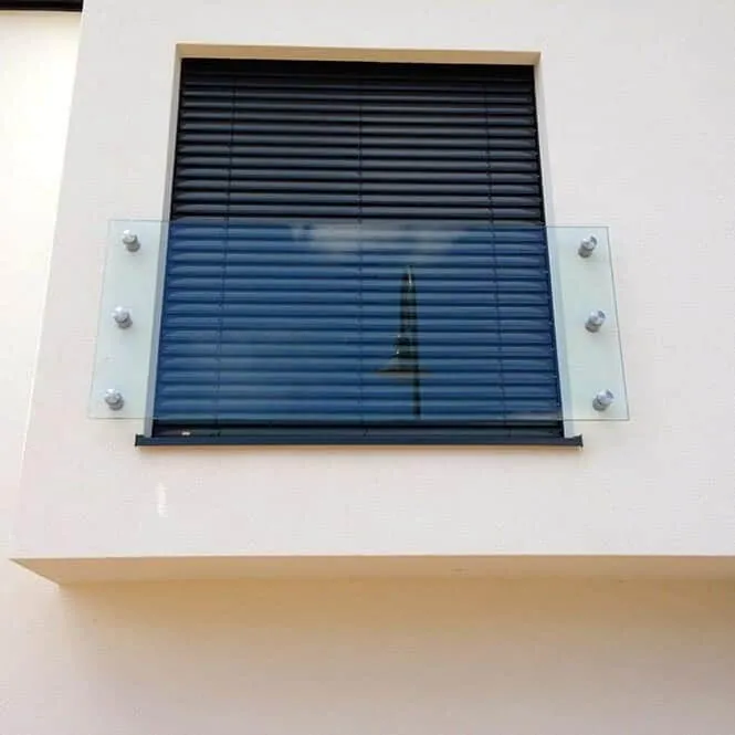 Balcon français vitré sur fenêtre — garde-corps en verre sur mesure au Luxembourg — Vitralux Bradtke
