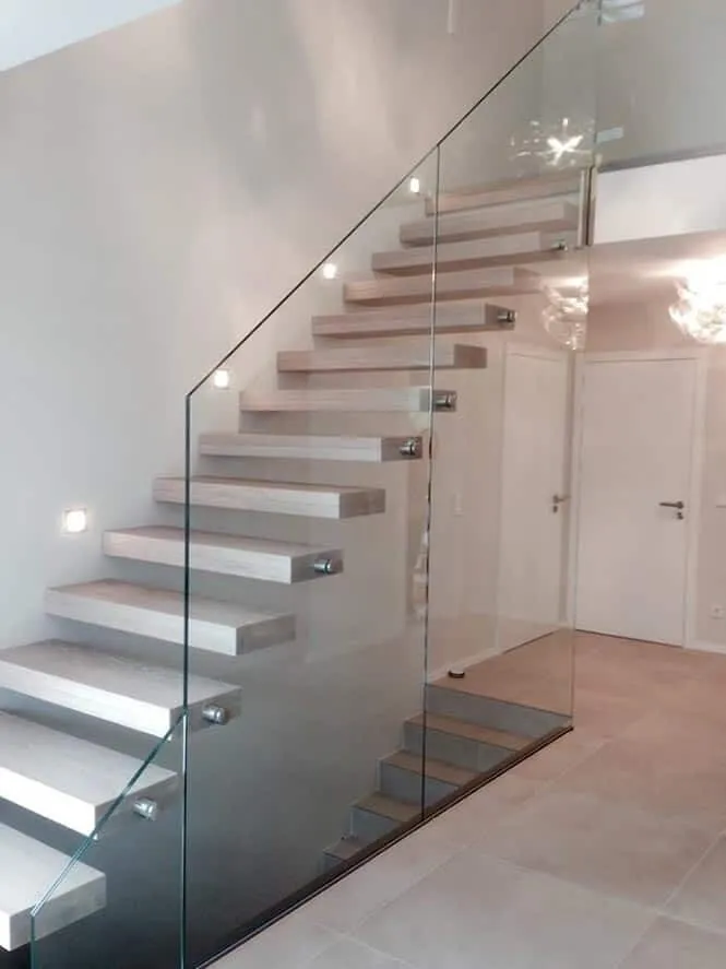 Escalier suspendu avec garde-corps en verre — garde-corps en verre sur mesure au Luxembourg — Vitralux Bradtke