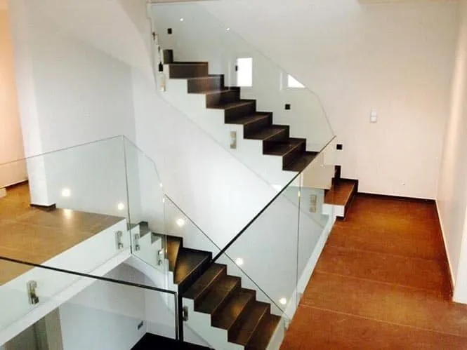 Garde-corps sur escalier intérieur — garde-corps en verre sur mesure au Luxembourg — Vitralux Bradtke