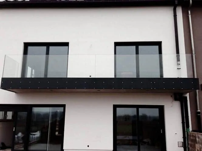 Garde-corps de balcons sur façade — garde-corps en verre sur mesure au Luxembourg — Vitralux Bradtke